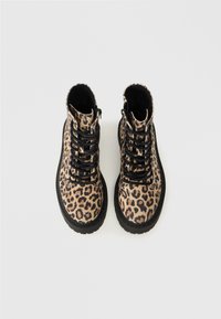 Leopardmønstret ankelstøvler med en blød overdel i stof, sorte snørebånd og en holdbar gummisål; har en polstret krave for komfort.