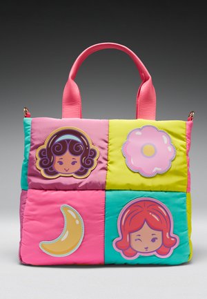 Bolso de patchwork colorido con asas rosas que presenta caras de dibujos animados, una flor rosa y una luna creciente amarilla en cuadrados de tela acolchada.