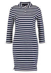 Granatowo-biała sukienka typu polo z długim rękawem w paski, z kołnierzykiem, plisą na trzy guziki oraz rozcięciami po bokach u dołu. Materiał z mieszanki bawełny.