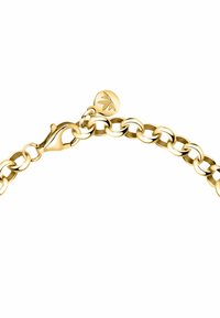 Bracciale in metallo dorato con maglie lisce, dotato di un moschettone e un piccolo tag rotondo con un design di foglia inciso.