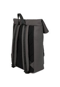 Γκρι σακίδιο με ρολό, κατασκευασμένο από ματ πολυουρεθάνη, με αεροστεγείς λεπτομέρειες από πλέγμα, ρυθμιζόμενους ιμάντες και λεπτομέρειες λογότυπου στους ιμάντες.