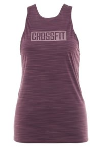 Débardeur de sport violet avec un col haut, design sans manches et motif à rayures horizontales ; présente le texte "CROSSFIT" à l'avant.
