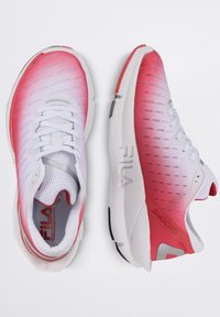 FILA Laufschuhe mit einem Farbverlauf-Design in Weiß, Pink und Rot. Hergestellt aus Mesh- und synthetischen Materialien, mit sichtbarem Text und Logos.