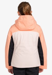 Lichte, hooded jas met roze, witte en zwarte kleurblokken; beschikt over een gewatteerde textuur en logo patch aan de zoom.