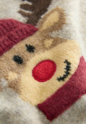 Pulover tricotat cu un design de ren, având nas și pălărie roșie, în nuanțe pământii de maro și bej, dintr-un material texturat din lână.