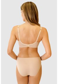 Beżowy zestaw bielizny składający się z biustonosza i majtek, wykonany z miękkiego materiału, bezszwowy design, regulowane ramiączka, falbany na brzegach, minimalny sprzęt, średnie pokrycie.