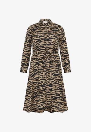 Robe à imprimé animal présentant un motif zèbre noir et beige, des manches longues, un col, une ceinture à la taille ajustable et une jupe évasée.