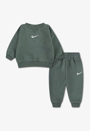 Nike Sportswear, ESSENTIAL UNISEX SET - Анцуг - green heather