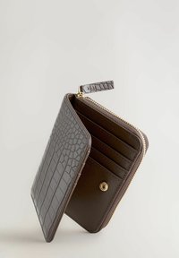 Bruine portemonnee met krokodillenembossing, goudkleurige rits en drukknoopsluiting, voorzien van meerdere kaarthouders en een gladde binnenvoering.