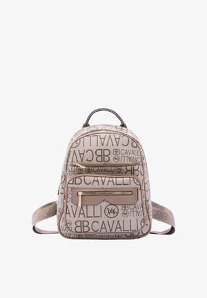 Beige rugzak met een gedrukt patroon en grote logotekst. Hij heeft een voorvak met rits en verstelbare schouderbanden voor gemak.