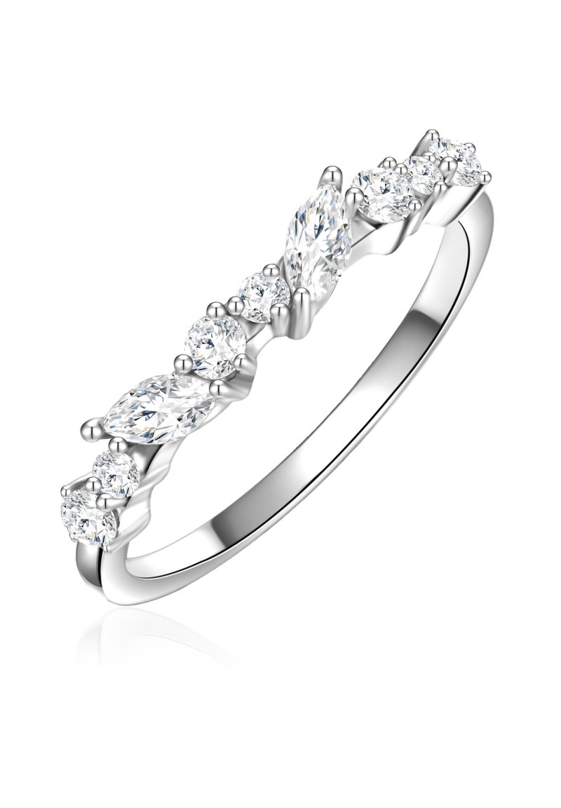 Prstan iz belega zlata z vrsto izmenjujočih se diamanti v marquise in okroglih rezih, zasnovan z gladkim trakom in poliranim zaključkom.