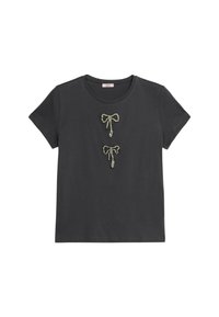 Camiseta de algodón negra con dos aplicaciones de lazo de lentejuelas en la parte delantera, cuello redondo clásico y mangas cortas. Textura suave, corte casual.