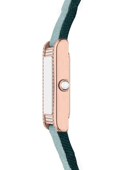 Smartwatch met een metalen behuizing in roségoud, rechthoekige vorm, glad oppervlak en een groen-blauw textielen bandje met een gestructureerd patroon.