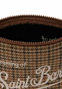 Borsa in tessuto houndstooth marrone e beige con zip marrone e testo ricamato che dice "Saints Bar".