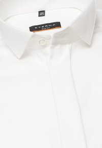 Weißes Slim-Fit-Hemd mit spitzem Kragen, Ein-Knopf-Verschluss und ETERNA-Label. Glatte Textur und tailliertes Designdetail.