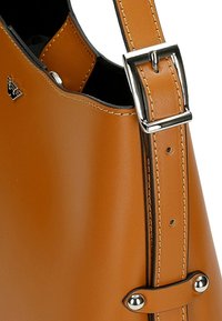 Borsa a mano in pelle marrone con un design strutturato, fibbia in metallo e cuciture a contrasto. Presenta dettagli robusti e una texture liscia.