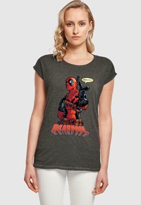 Tamsiai pilka marškinėliai su trumpomis rankovėmis, kuriuose yra didelis Deadpool grafika raudona ir juoda spalvomis, su detaliais akcentais ir drąsiu tekstu apačioje.