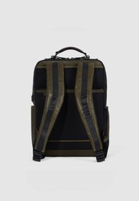 Zwart-olijfgroene rugzak met gevoerde rugzijde, twee brede banden, een bovenste handgreep en een textuur op het oppervlak. Inclusief zijzak en ritssluitingen.