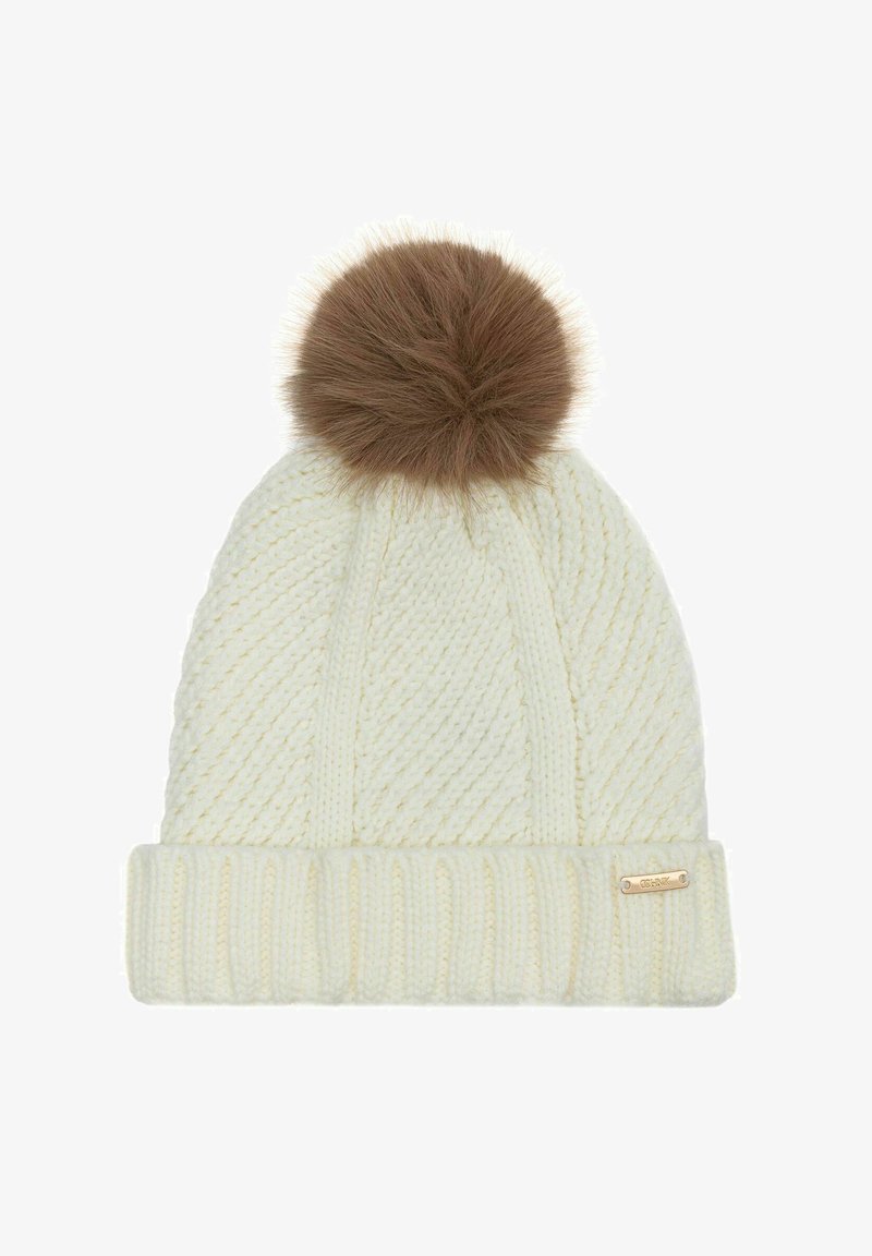 Biały dzianinowy beanie z wzorem w warkocze. Ma na górze brązowy pompon z sztucznego futra oraz ściągacz. Udekorowane złotą tabliczką z logo.