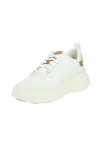 Sneaker bianco con tomaia testurizzata, dotato di lacci piatti, linguetta imbottita e suola spessa. Dettaglio in pelle marrone sul tallone.