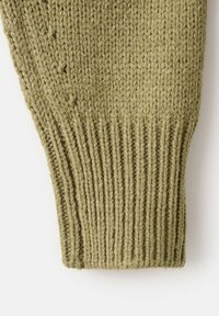 Tessuto lavorato a maglia in verde oliva con un design di polsini a coste. La texture presenta filati visibili e una leggera variazione di colore.
