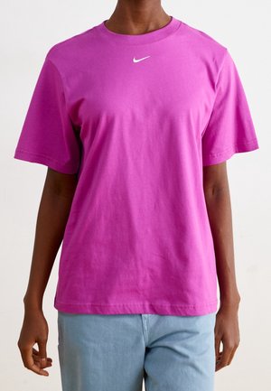 Roze katoenen T-shirt met korte mouwen, ronde hals en wit Nike-logo op de borst. Gladde textuur, ontspannen pasvorm.