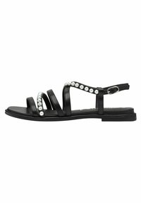 Sandal black con múltiples tiras delgadas y una fila decorativa de perlas sintéticas a lo largo del lado. Suela plana con una correa en el tobillo con hebilla.