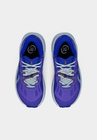 Chaussures de sport violettes avec empeigne en maille, accents bleus contrastés et lacets blancs. Semelle texturée et logo sur la languette.