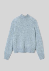 Pull en maille bleu clair, avec un col haut à côtes, de longues manches raglan et un ourlet à côtes. Texture douce avec un motif légèrement chiné.