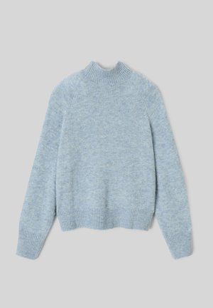 Pull en maille bleu clair, avec un col haut à côtes, de longues manches raglan et un ourlet à côtes. Texture douce avec un motif légèrement chiné.