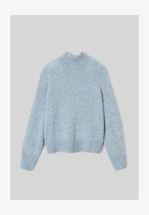 Pull en maille bleu clair, avec un col haut à côtes, de longues manches raglan et un ourlet à côtes. Texture douce avec un motif légèrement chiné.