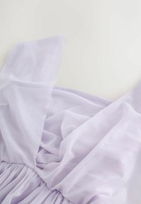 Leichtes Lavendelkleid aus texturiertem, fließendem Stoff; verfügt über eine geraffte Taille und breite, flatternde Ärmel. Elegantes und luftiges Design.