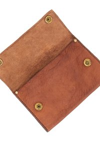 Portafoglio in pelle marrone con una texture morbida, dotato di bottoni a pressione in ottone e un design minimalista. L'interno è non foderato e semplice.