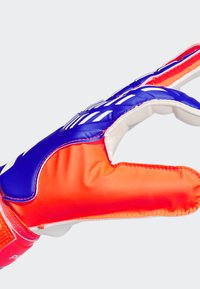 Guanti da portiere con un vivace schema di colori arancione e blu, realizzati in materiale testurizzato con accenti bianchi e una vestibilità sagomata.