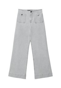 Pantalons larges en denim gris clair, dotés de deux poches avant, de fermetures à bouton en métal et d'une finition soignée avec des bords ourlés.