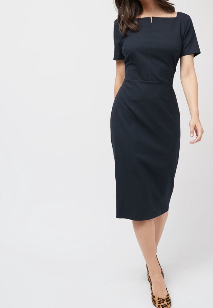 Marineblaue enganliegende Kleid mit kurzen Ärmeln, quadratischem Ausschnitt und Nahtdetails. Bleistiftsilhouette reicht bis knapp unter die Knie.