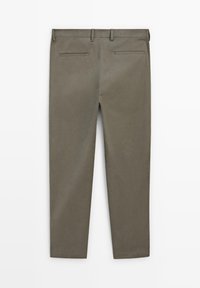 Khaki chinos med en mjuk bomullstextur, funktioner en rak ben, bältesömmar och två bakfickor med en enkel design.