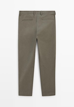 Khaki-Chinos mit einer glatten Baumwolltextur, featuring einem geraden Bein, Gürtelschlaufen und zwei Rückentaschen mit einem schlichten Design.
