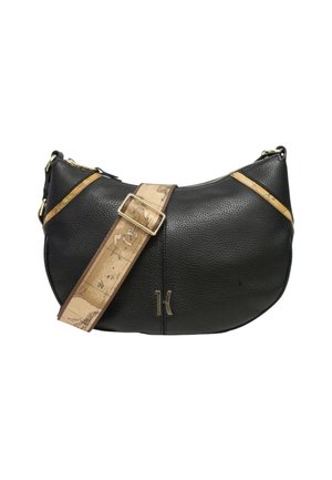 Borsa a mezzaluna in pelle nera con texture, dotata di ampia tracolla regolabile beige con stampa mappa e accessori in metallo dorato, tra cui cerniera e fibbia.