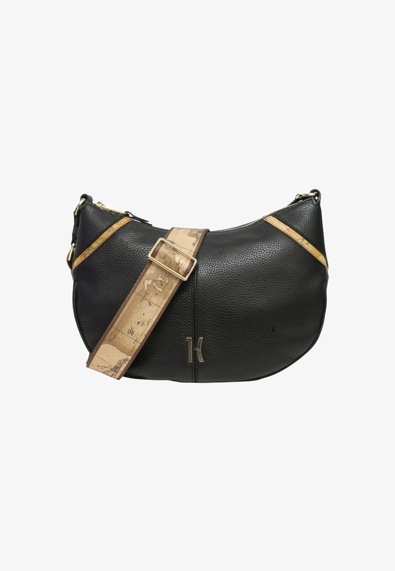 Borsa a mezzaluna in pelle nera con texture, dotata di ampia tracolla regolabile beige con stampa mappa e accessori in metallo dorato, tra cui cerniera e fibbia.