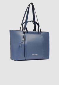 Blauwe leren shopper met dubbele handvatten, een ritsvak en een gladde textuur. Heeft een gouden logo en een gestructureerde rechthoekige vorm.