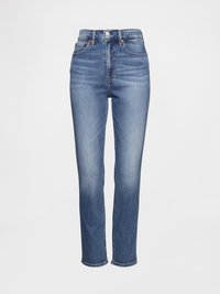 Jeans de denim azul de cintura alta com perna reta, apresentando um leve efeito de desgaste, design clássico de cinco bolsos e fecho em botão de metal.