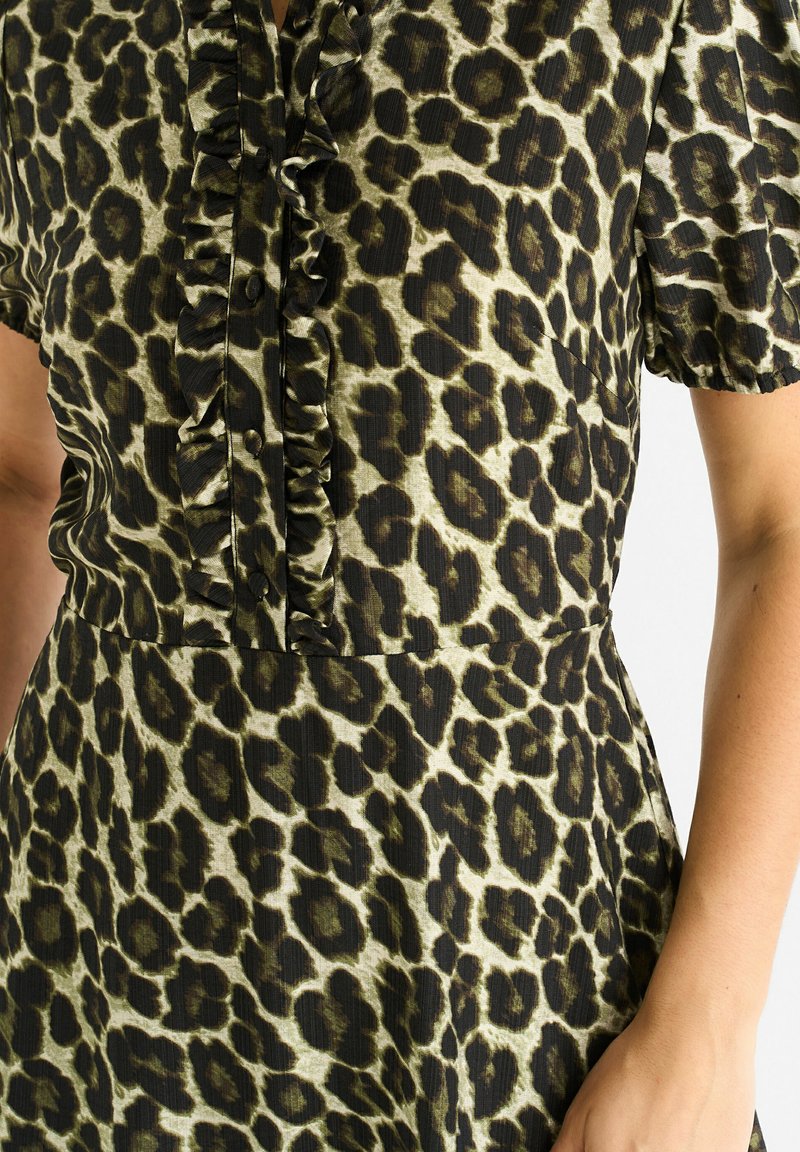 GINI LONDON ANIMAL PRINT RUFFLE - Day dress - green - Zalando.co.uk