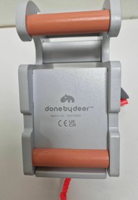 Grå trælegetøj med orange håndtag, prydet med "donebydeer" logoet. Inkluderer en rød rebdetalje. Glat overflade, kompakt design.