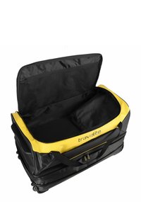 Borsa da viaggio nera e gialla con ampia apertura, tasca con zip, base imbottita e superficie liscia. Presenta maniglie doppie e ruote.