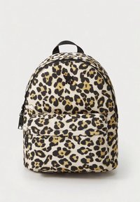 Ryggsäck med leopardmönster och rundad form, utrustad med en framficka med dragkedja, svarta detaljer och en logotyp som visas på frontpanelen.
