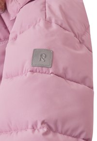 Manica di giubbotto imbottito rosa con texture trapuntata. Presenta una patch quadrata grigia con un logo "R" in rilievo. Finitura in tessuto liscia.