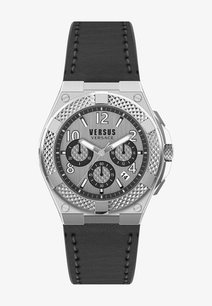 Silberfarbene Versus-Uhr mit strukturiertem schwarzen Zifferblatt, Chronographen-Subziffern, arabischen Ziffern und schwarzem Lederarmband.