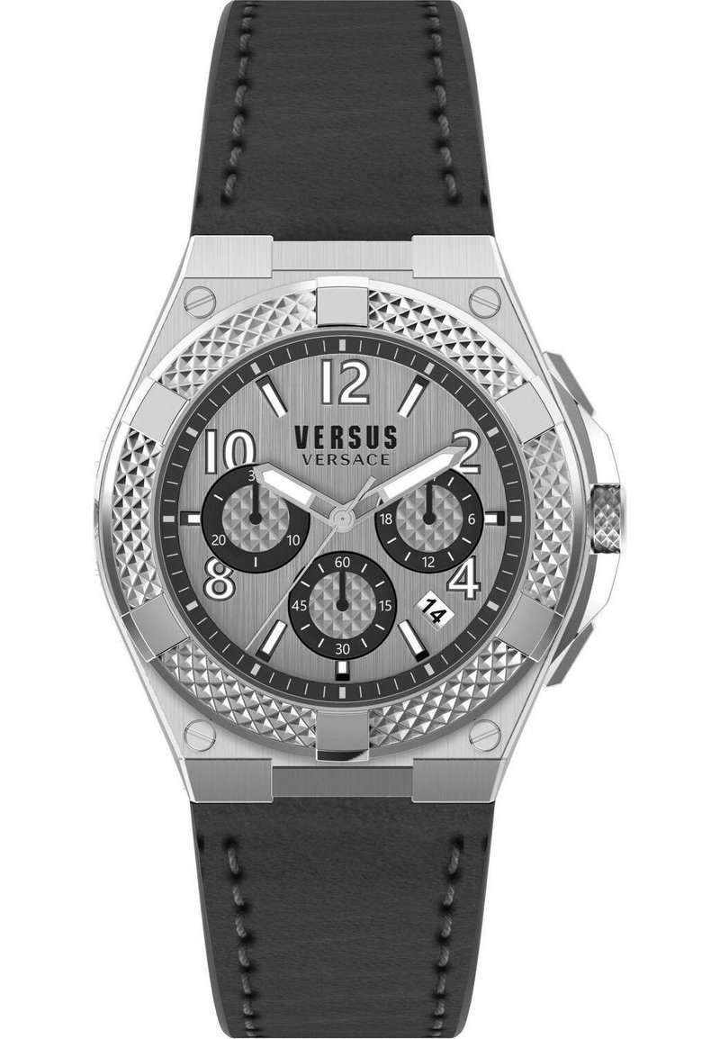 Silberfarbene Versus-Uhr mit strukturiertem schwarzen Zifferblatt, Chronographen-Subziffern, arabischen Ziffern und schwarzem Lederarmband.