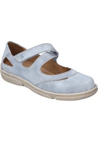 Jasnoniebieski skórzany but z okrągłym noskiem, skrzyżowanym paskiem i wycięciami po bokach. Teksturowana cholewka i miękka wkładka.